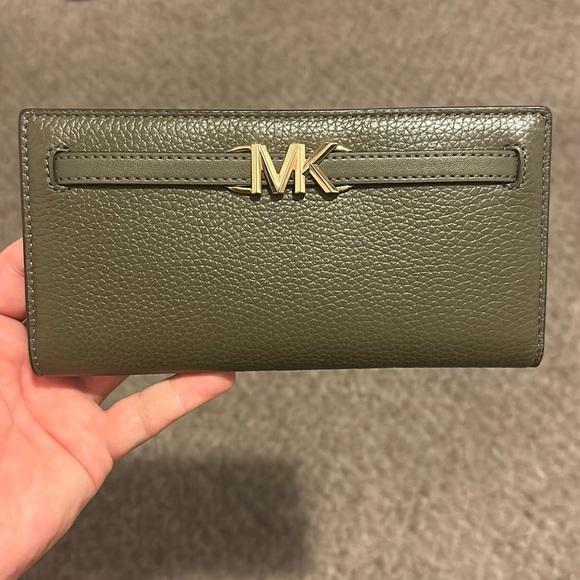BRAND NEW - MK Wallet - Picture 1 of 4